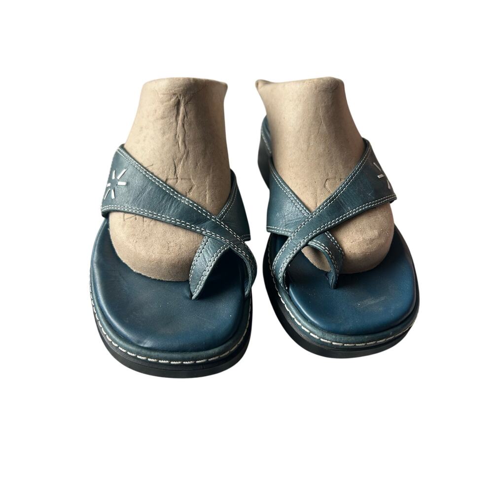 Clark’s Artesian Y2K blue leather toe loop wedge sandals comfort size 6.5